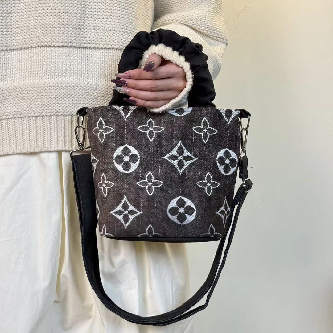 复古花花褶皱手提包时尚百搭水桶包双面印花可斜挎单肩妈咪包新B