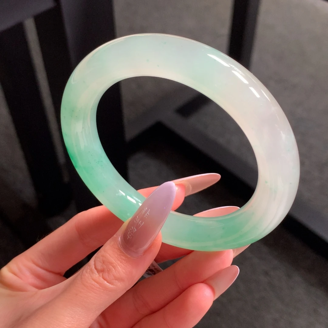 用***2石英质玉未镶嵌手镯