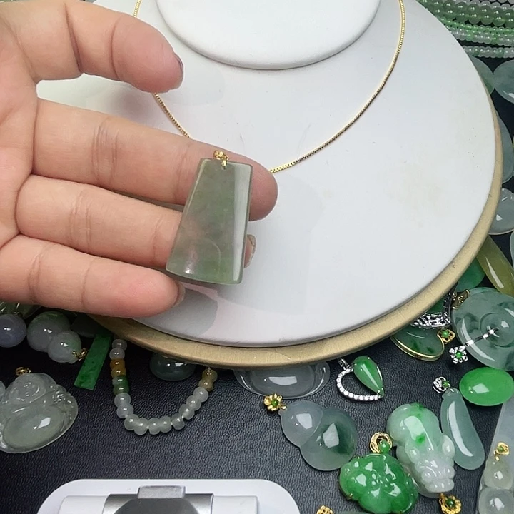 翡翠18K金镶嵌颈饰平安无事牌