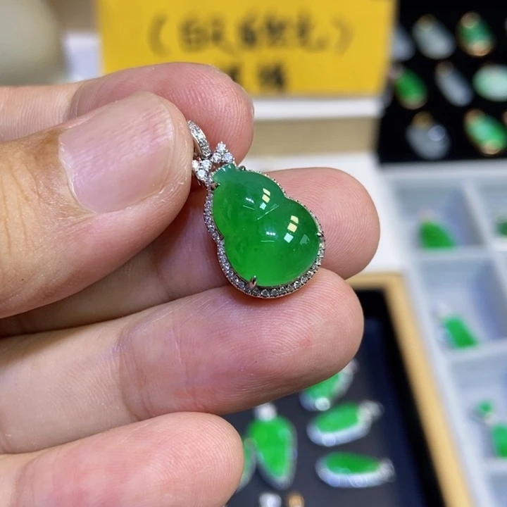 翡翠18K金镶嵌颈饰葫芦