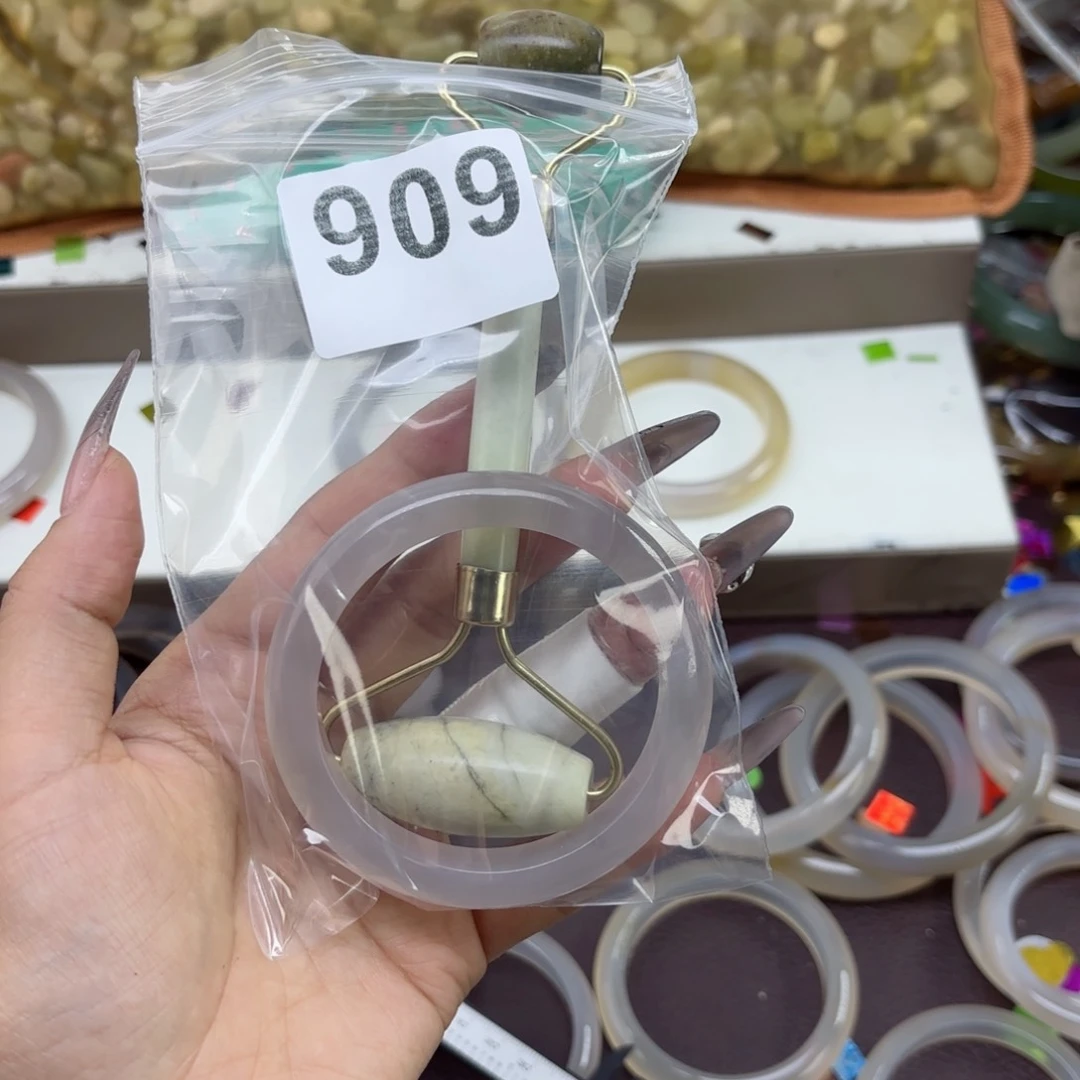 蛇纹石玉未镶嵌手镯见***。