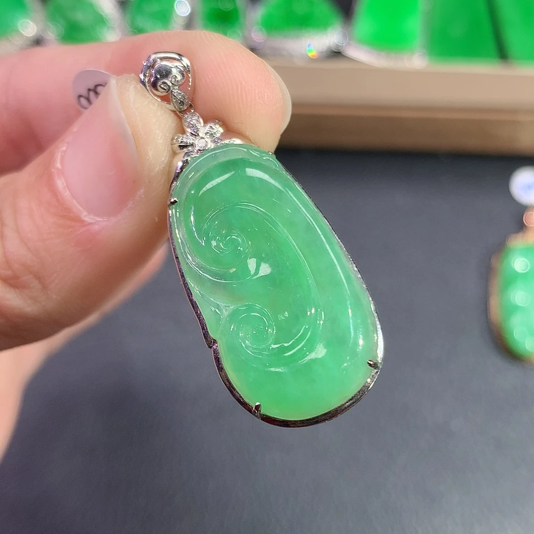 翡翠吊坠(赠链)18K金镶嵌