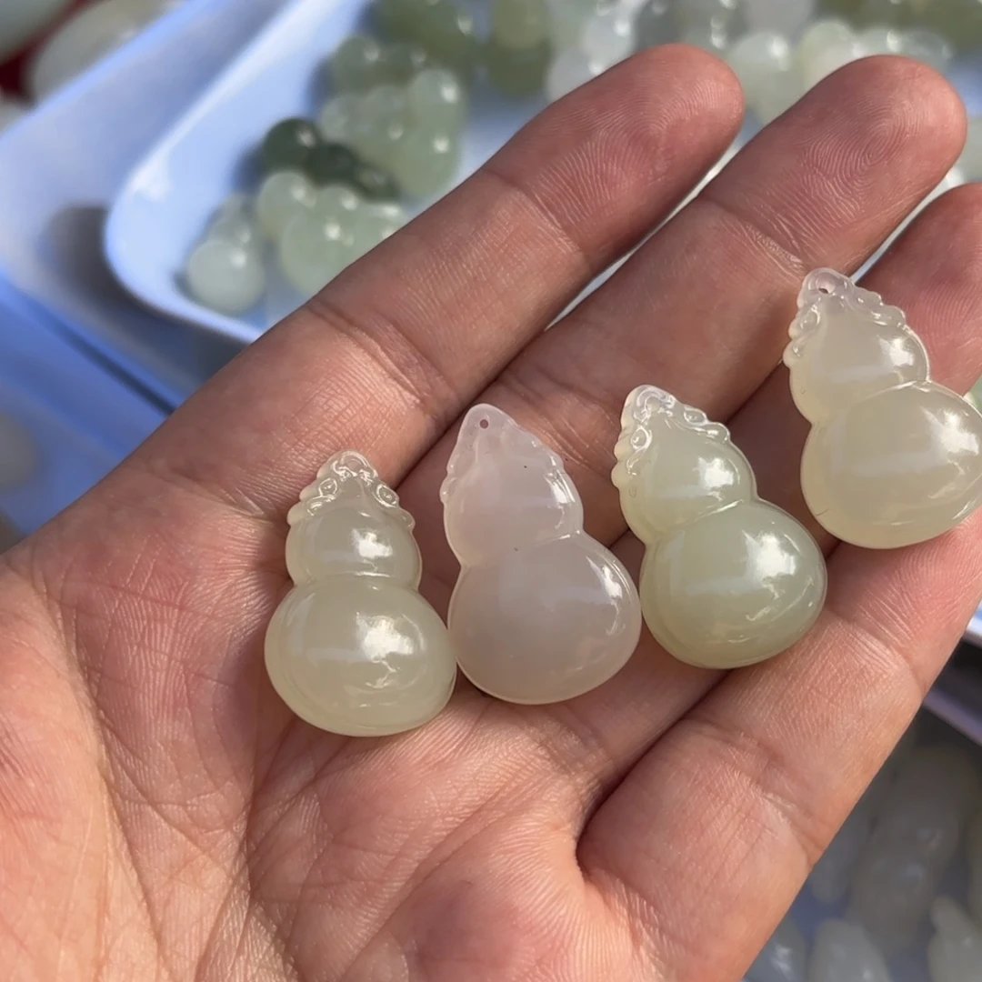 颈饰未镶嵌和田玉R*葫芦。多样性拍一发一