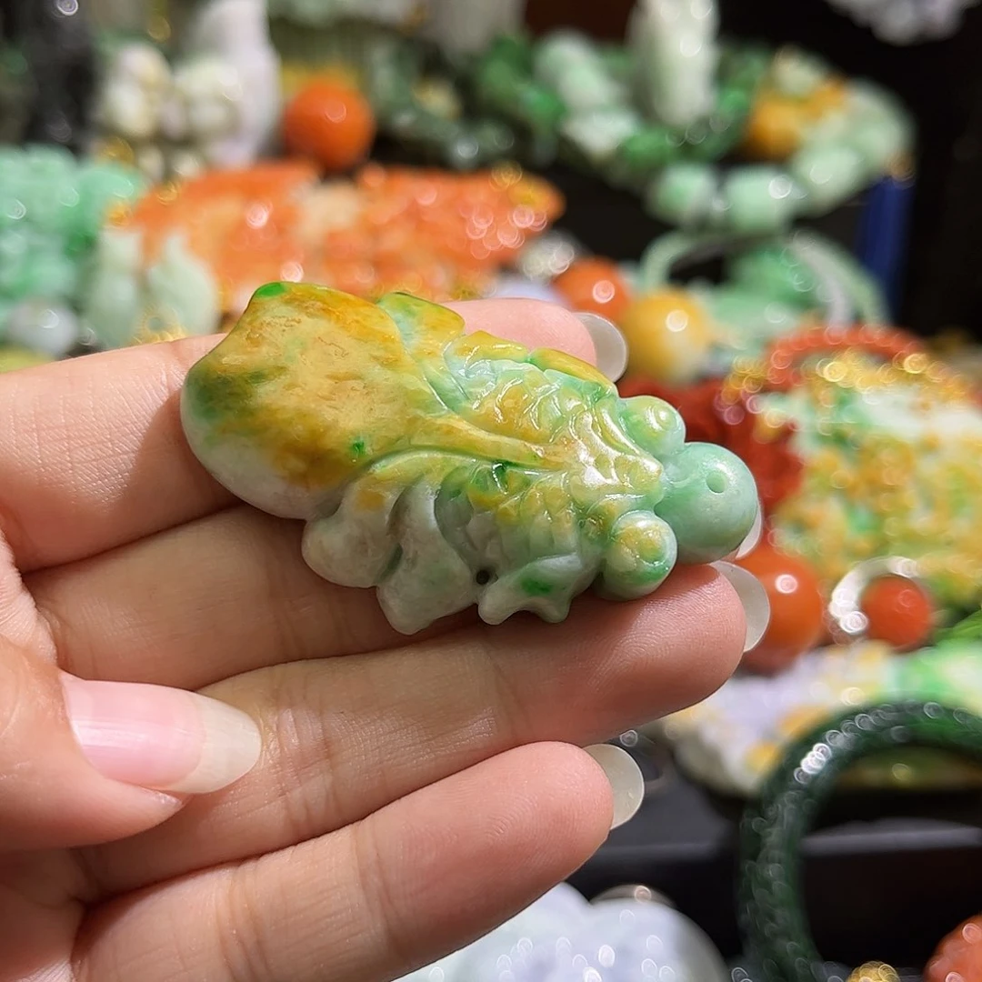 翡翠未镶嵌颈饰待编织