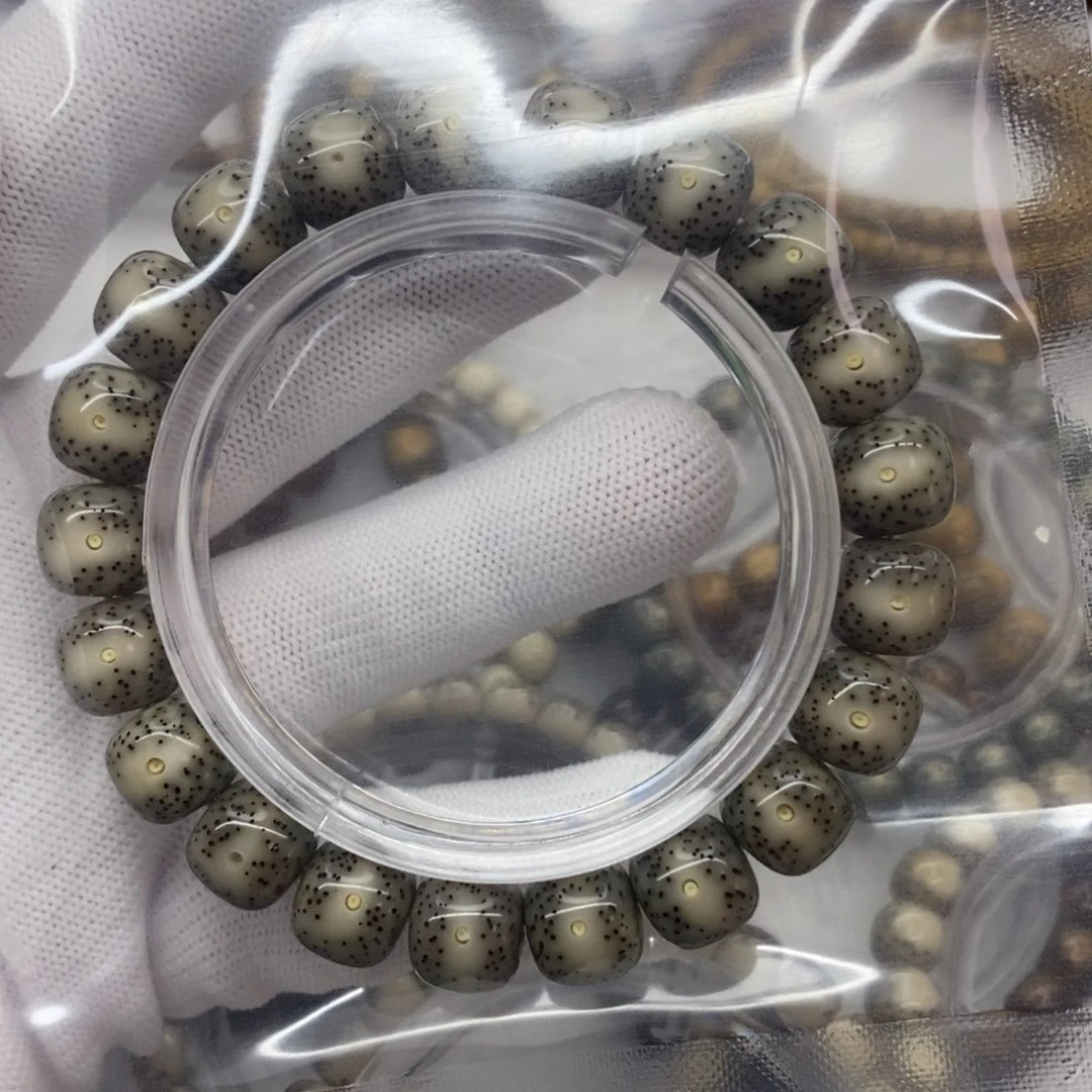 星月菩提吊坠雕**己石玉料