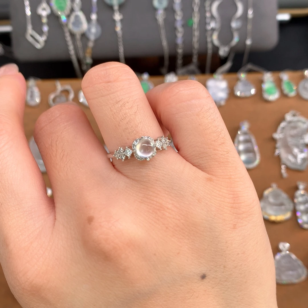 看****翡翠18K金镶嵌戒指白钢蛋