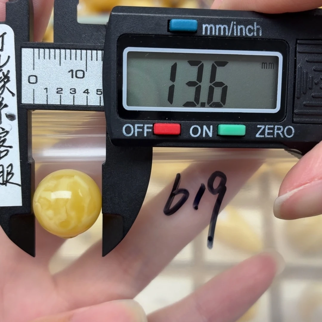 龙****未镶嵌蜜蜡裸石蜜蜡