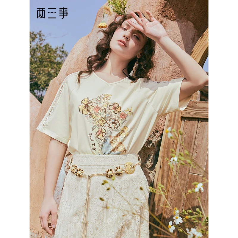 两三事喵语花沸2025夏季新款小清新蕾丝拼接印花v领短袖t恤女宽松