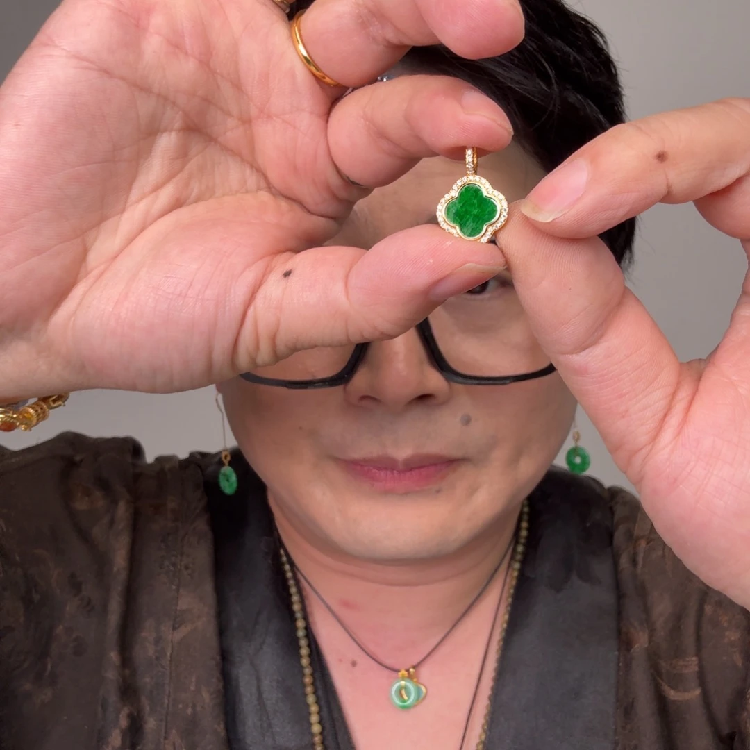 翡翠未镶嵌颈饰一件