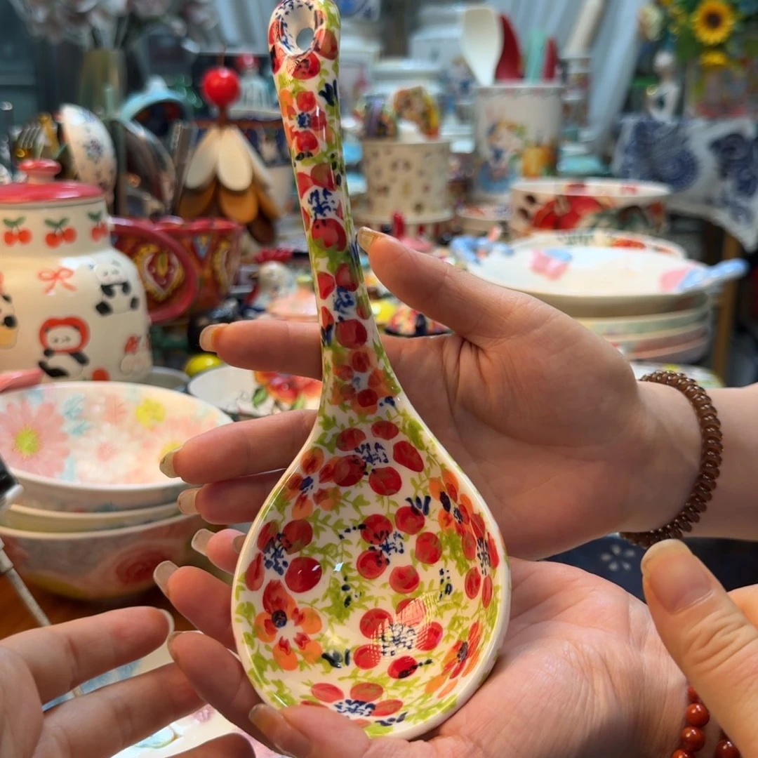 瓷粉黛大汤勺一只