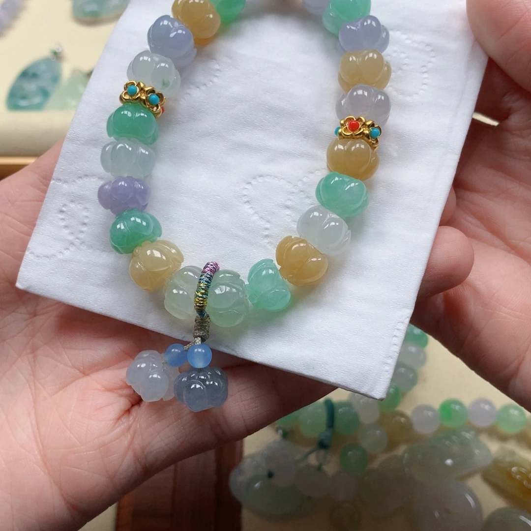 ****M翡翠未镶嵌颈饰是