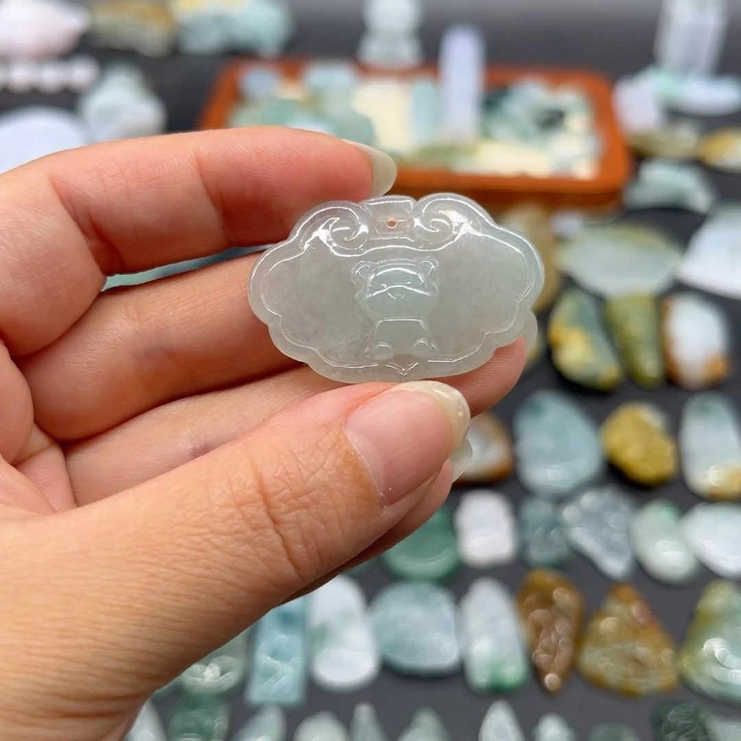 玖***熙翡翠未镶嵌颈饰老虎