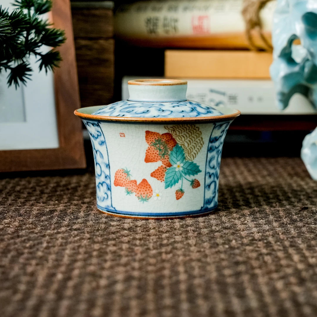 【朴云堂】（预售）祥云满框斗彩草莓马蹄盖碗（双面款） 110ml PYS1009