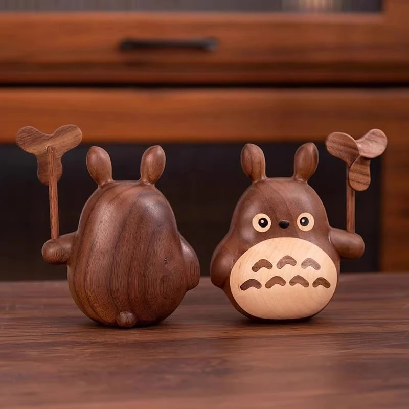胡桃木龙猫治愈桌面摆件