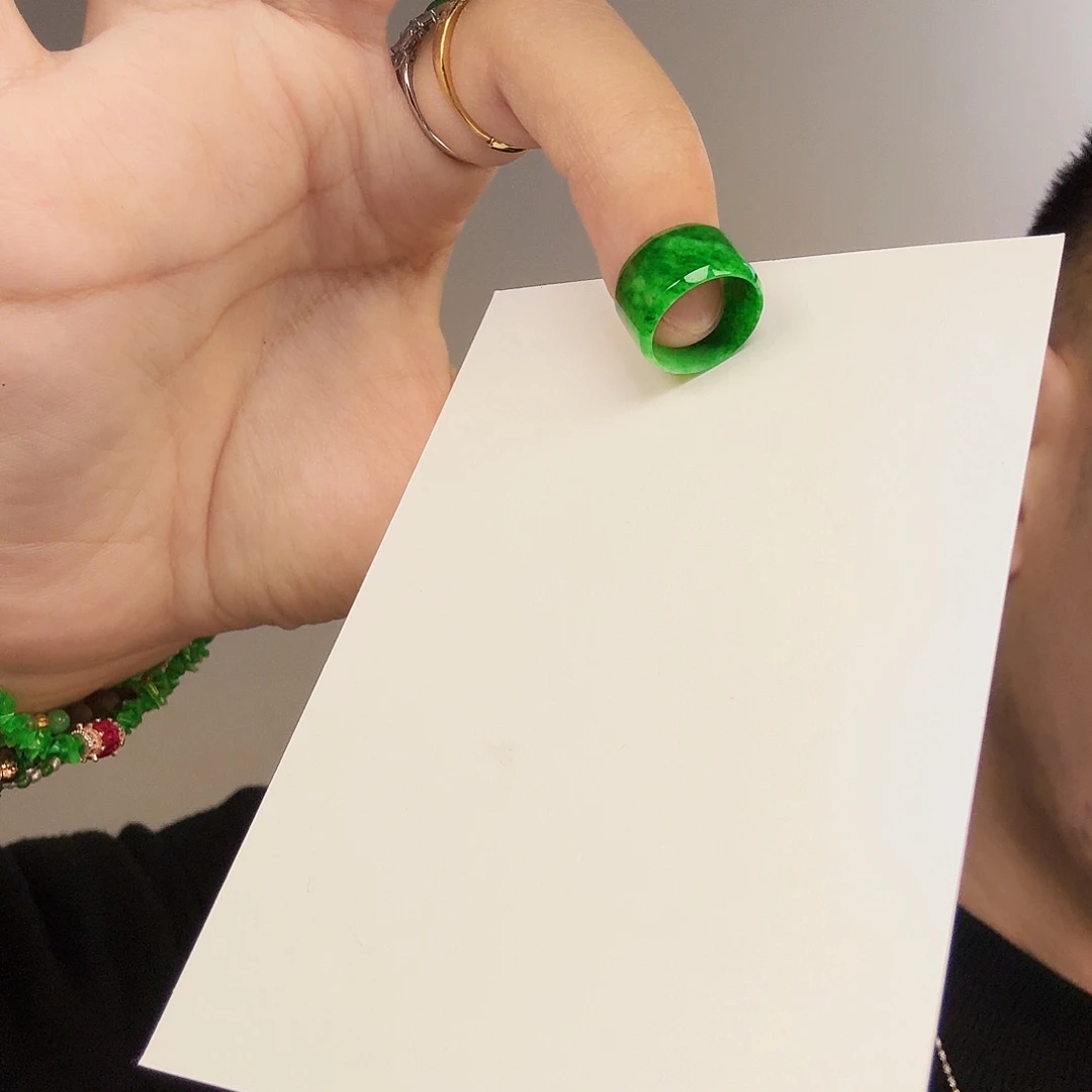 B***s翡翠未镶嵌颈饰一件