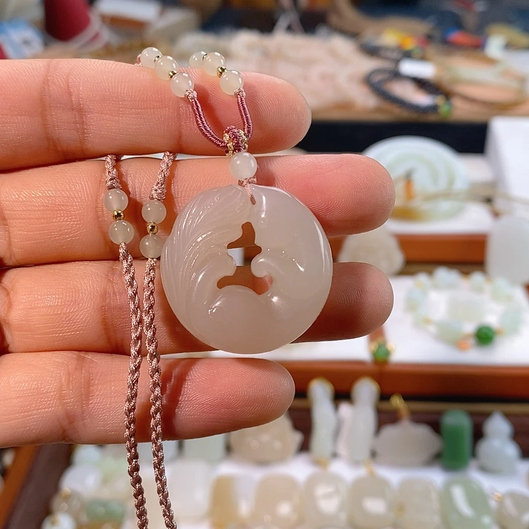 浅****和田玉未镶嵌颈饰