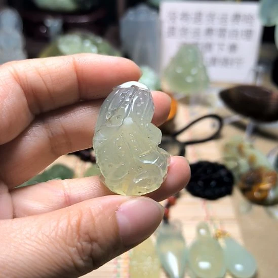 蛇纹石玉未镶嵌颈饰