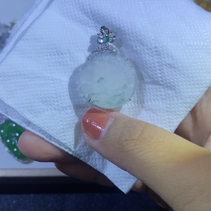 翡翠颈饰18K金镶嵌吊坠