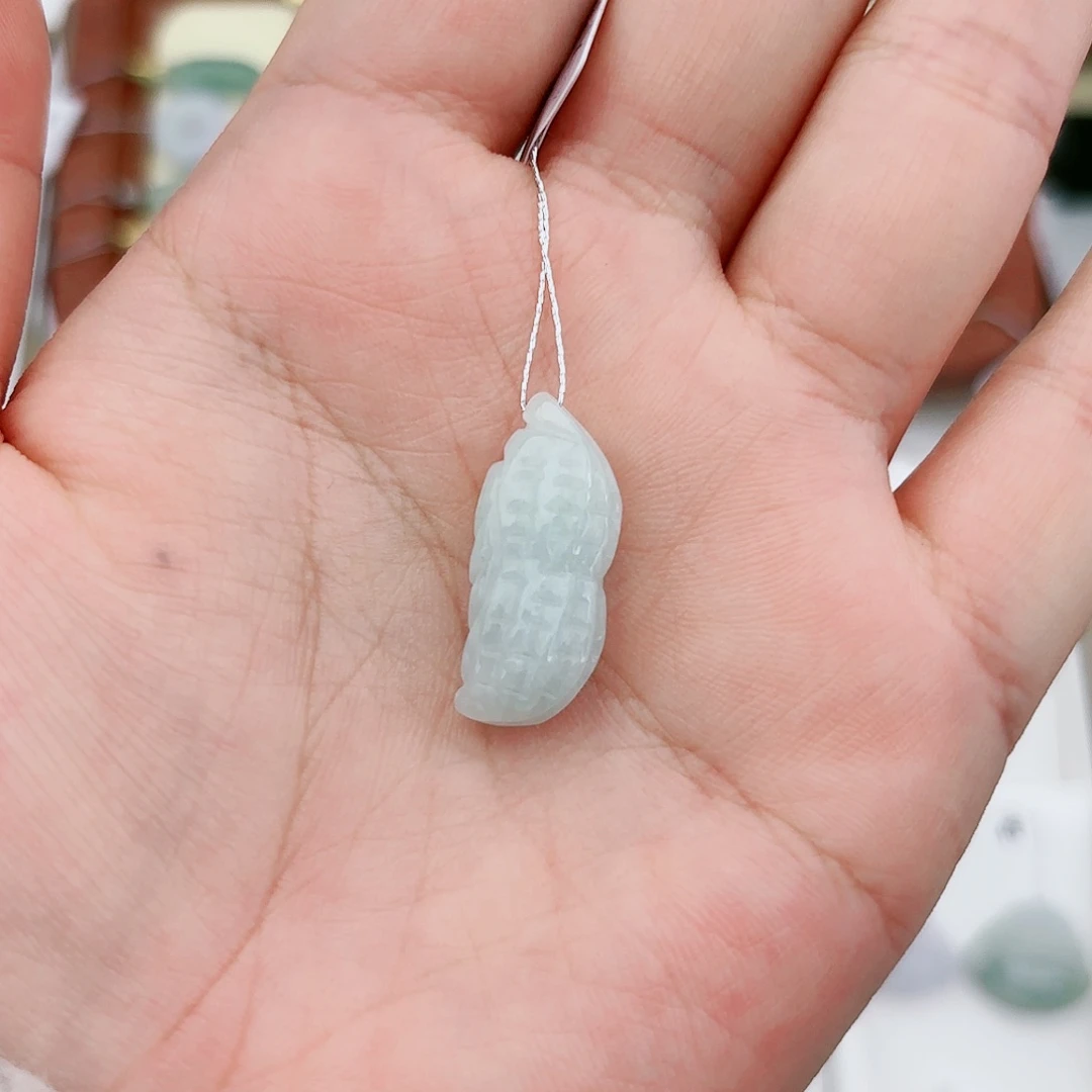 翡翠颈饰未镶嵌花生