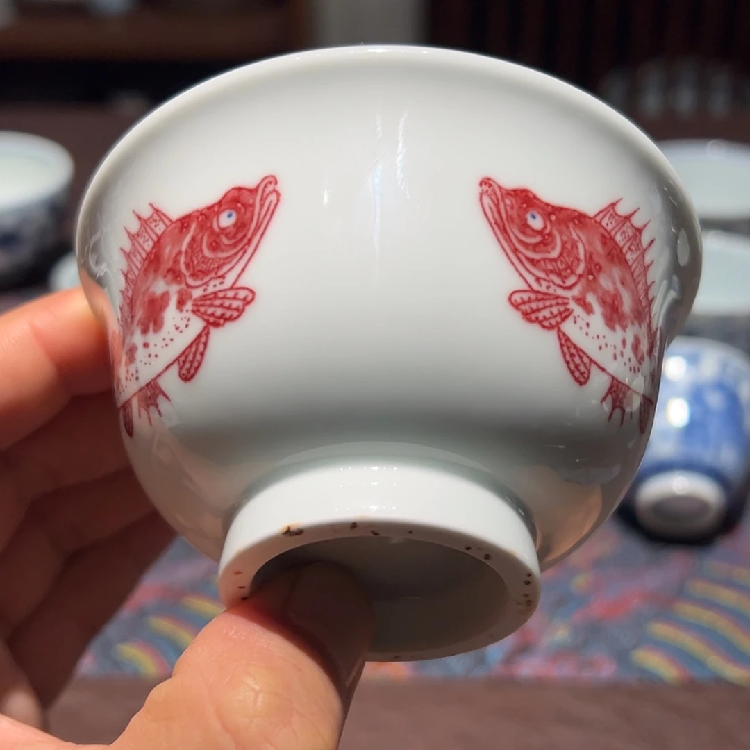 陶精品青花釉里红三面鳜鱼压手杯口径约9.5厘米