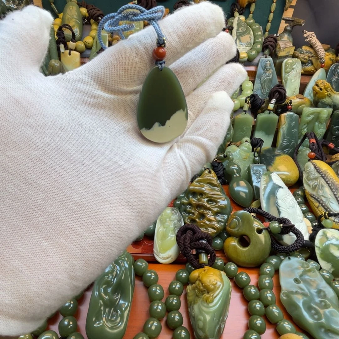 岫岩老玉（透闪石质玉）未镶嵌颈饰