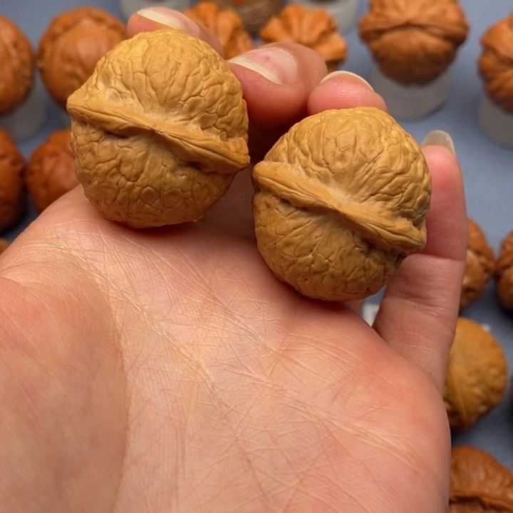 文玩核桃把件鱼籽纹