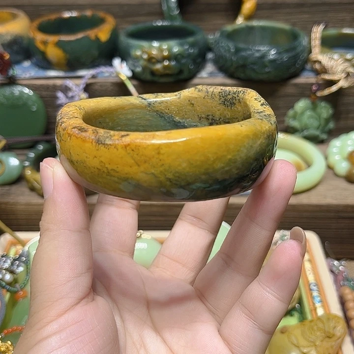 朱***镜岫岩河磨玉（透闪石质玉）手镯未镶嵌