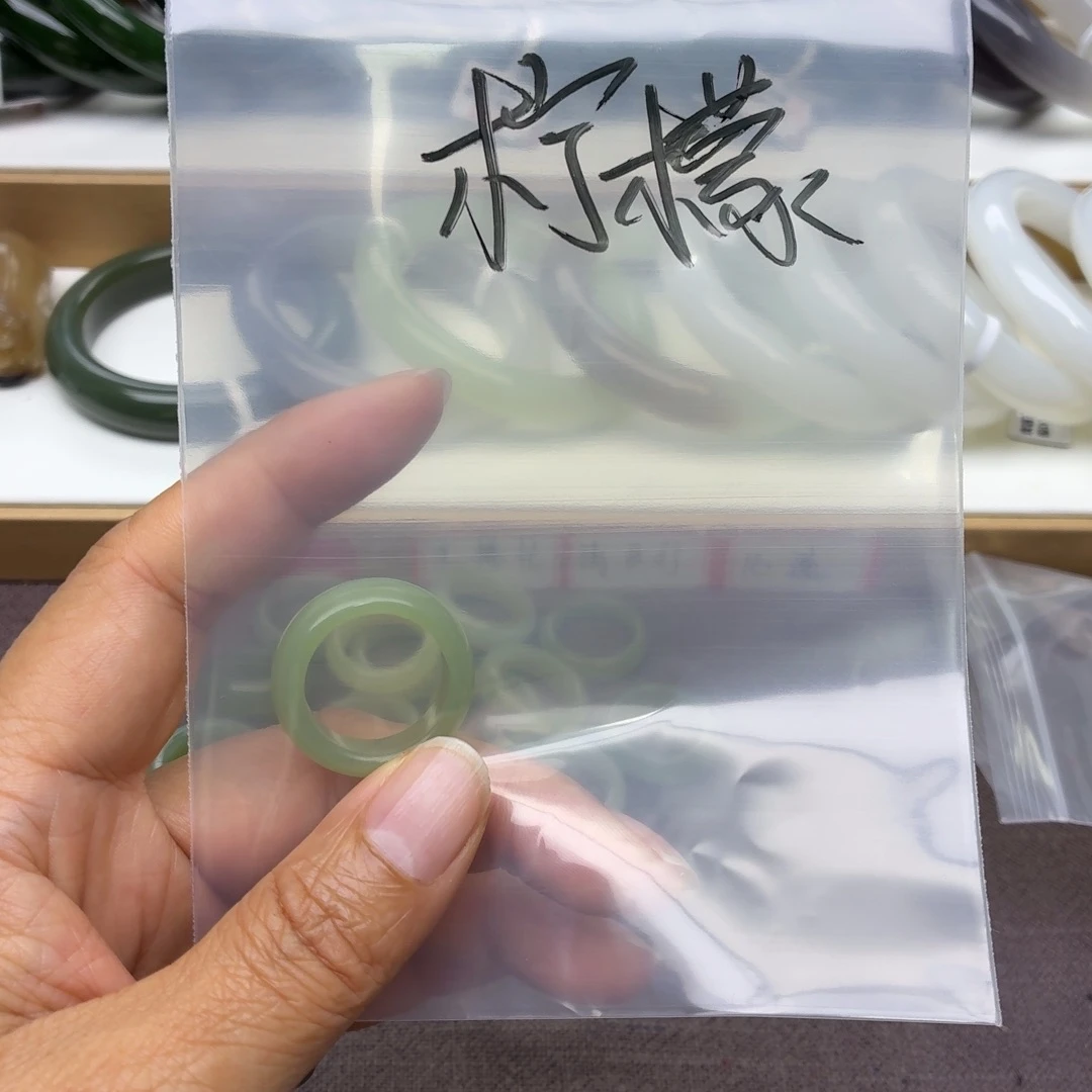 柠***酸和田玉未镶嵌手镯