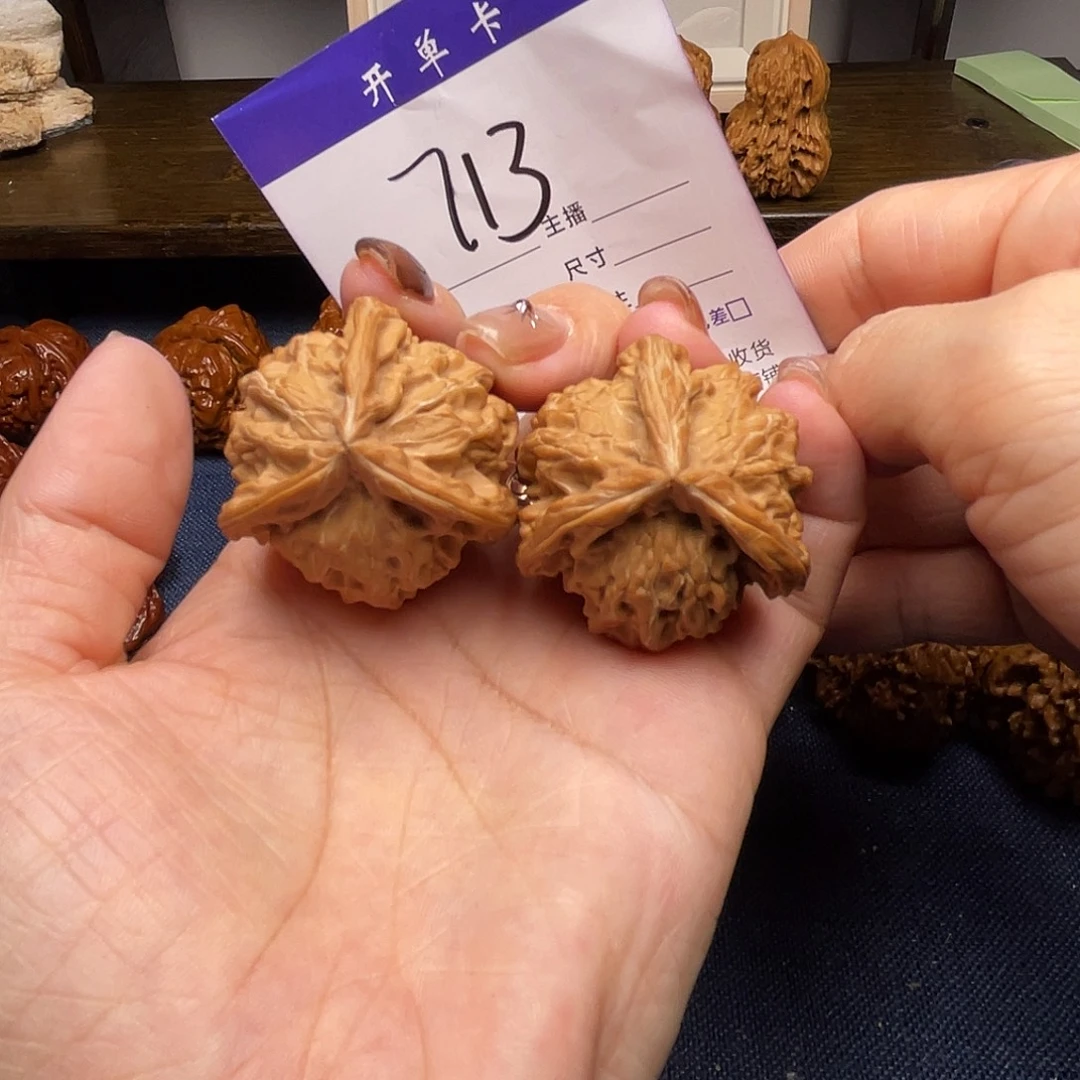 文玩核桃吊坠盘山三棱37