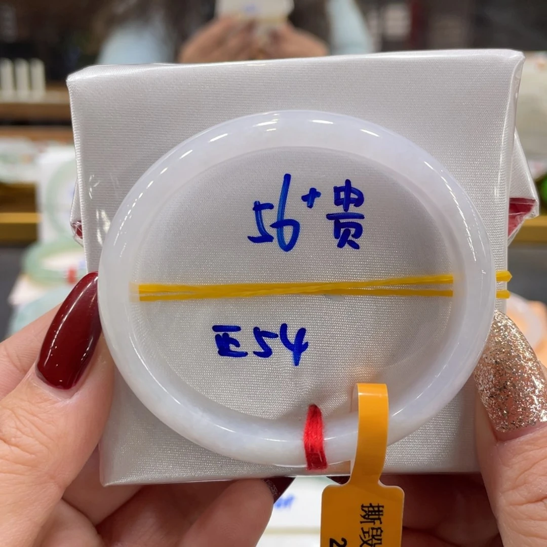 翡翠手镯未镶嵌翡翠