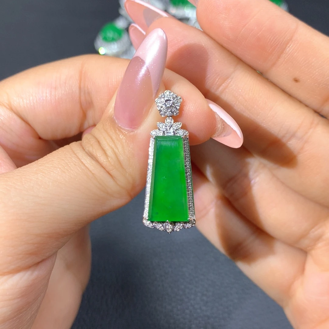 翡翠18K金镶嵌颈饰翡翠