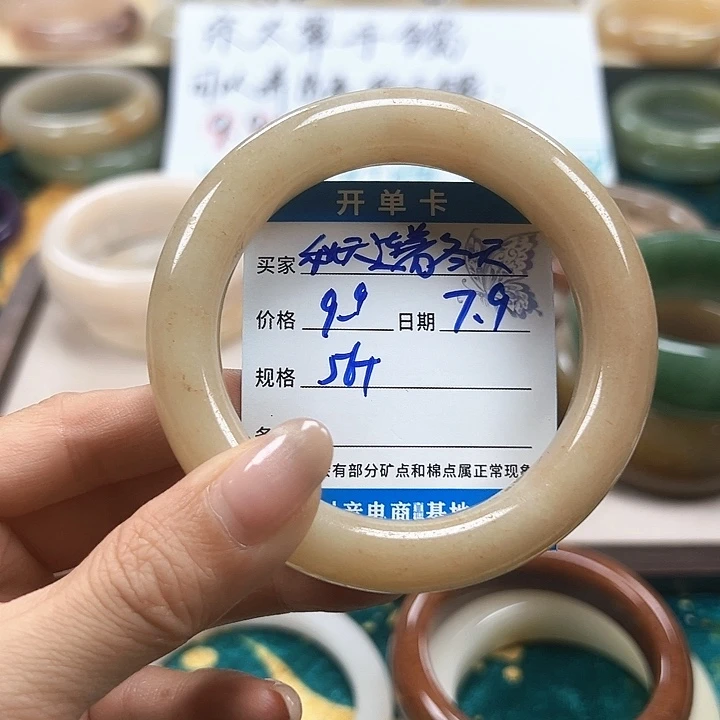 秋***天石英质玉手镯未镶嵌