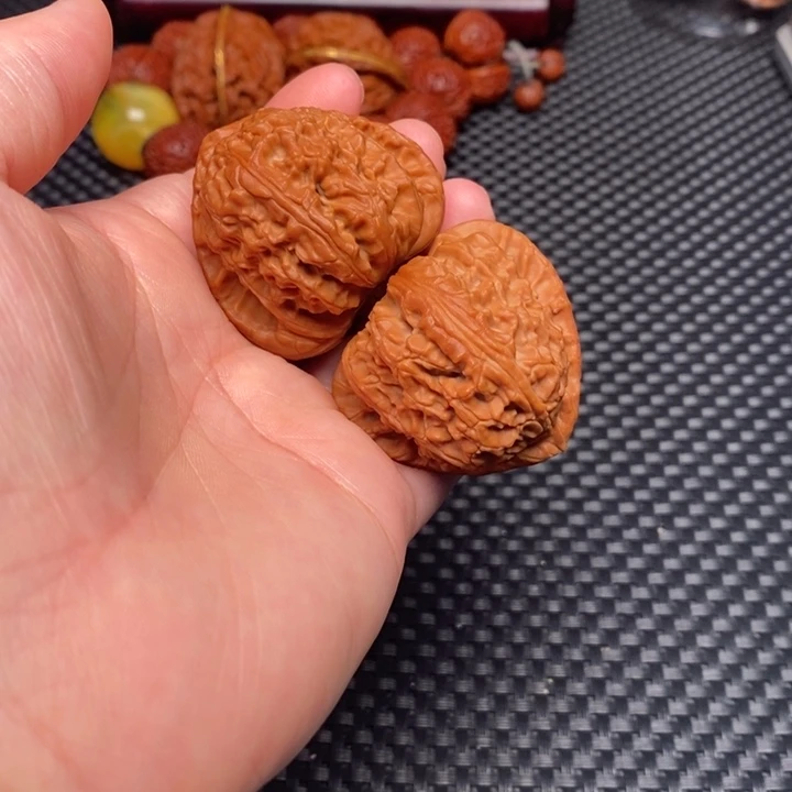 文玩核桃吊坠三角白