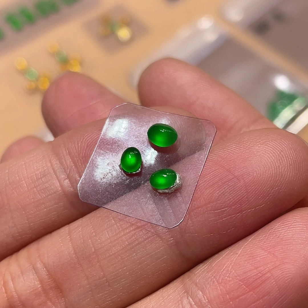 定制翡翠未镶嵌炸光阳绿蛋面