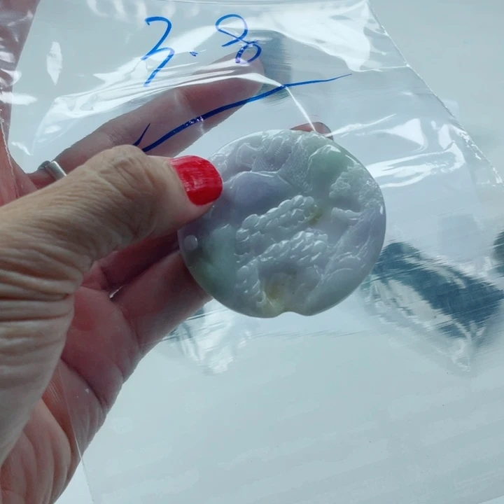 杏****翡翠未镶嵌颈饰成品