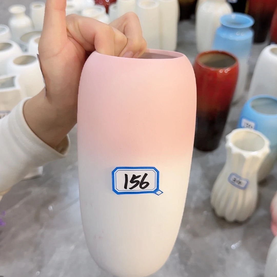 瓶156号粉白磨砂高20厘米微瑕一个