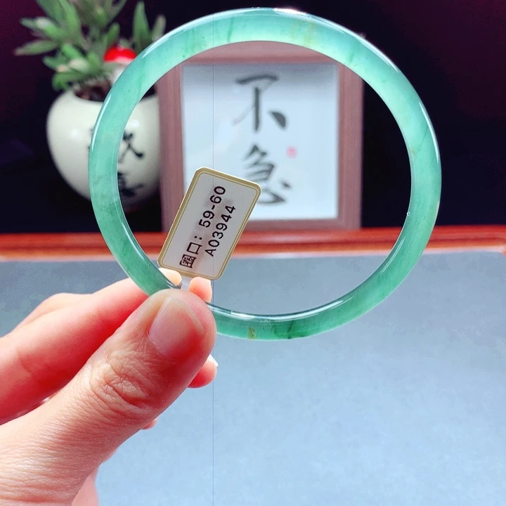 未镶嵌手镯翡翠圆镯