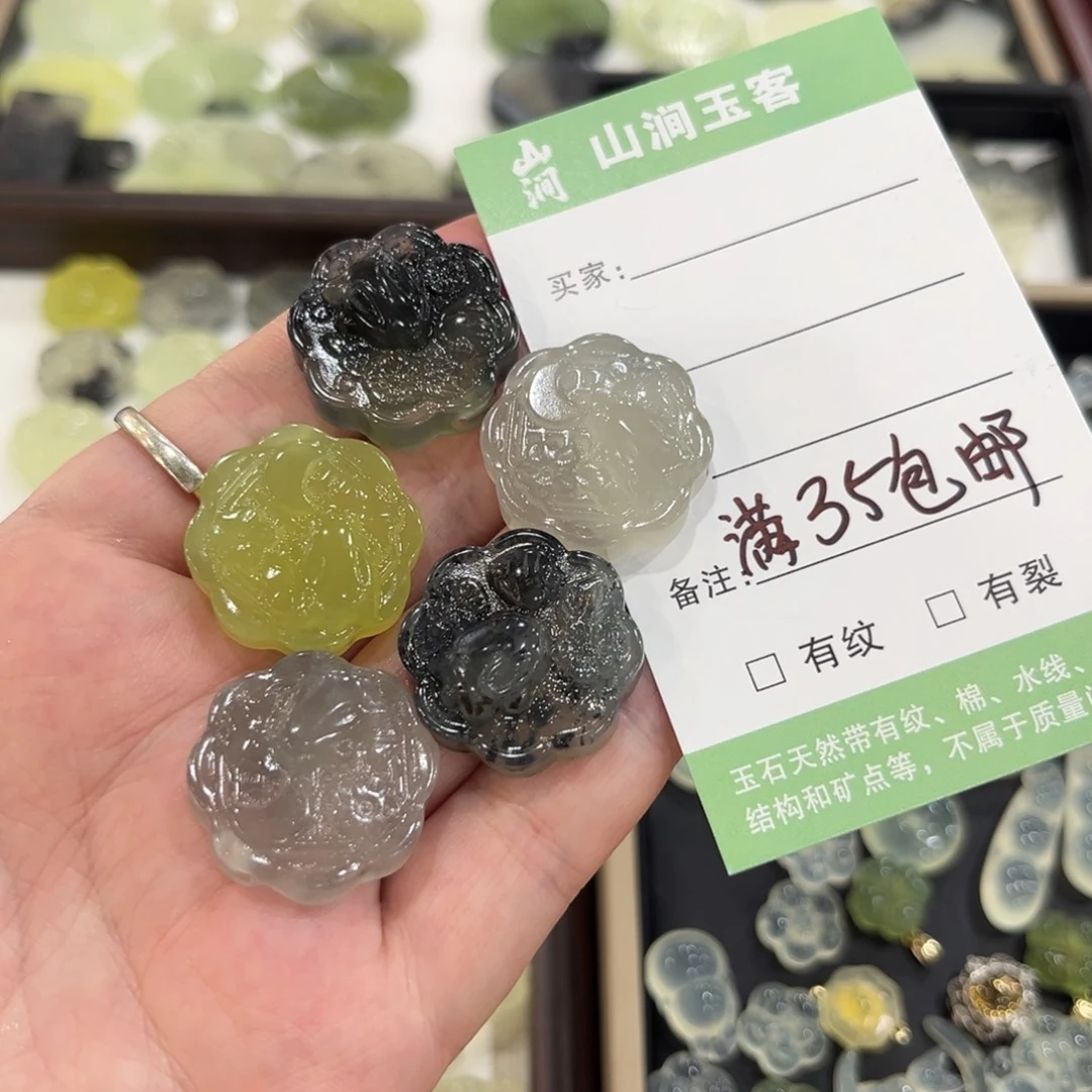 蛇纹石玉未镶嵌颈饰月饼兔