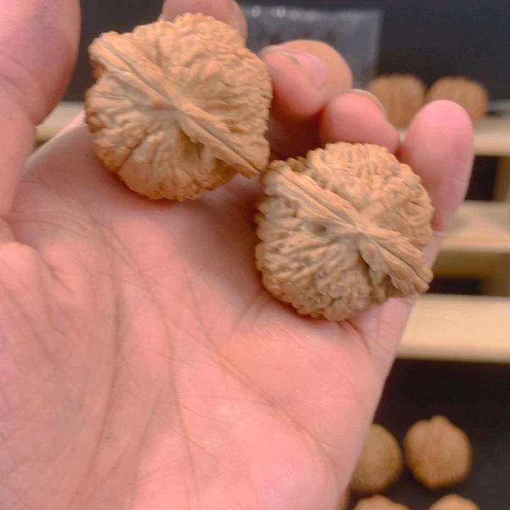 温***狼吊坠文玩核桃球白