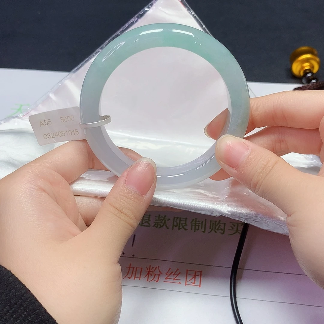 翡翠手镯未镶嵌翡翠手镯