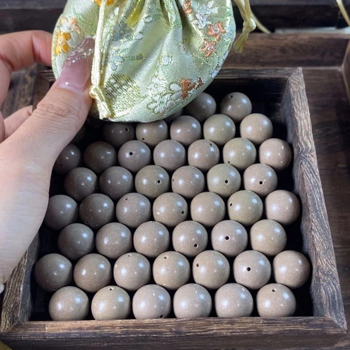 泥塑白龙涎1.5瑕疵珠香包约50克