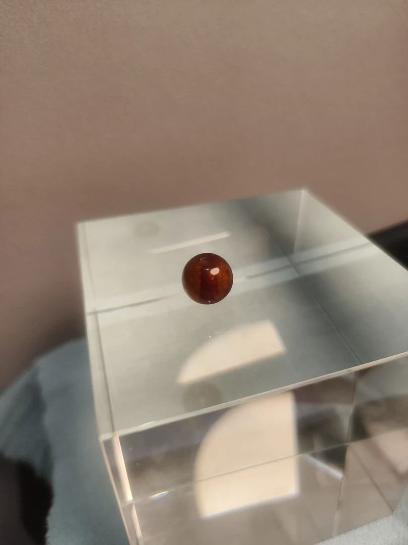 红色的缠丝圆朝珠