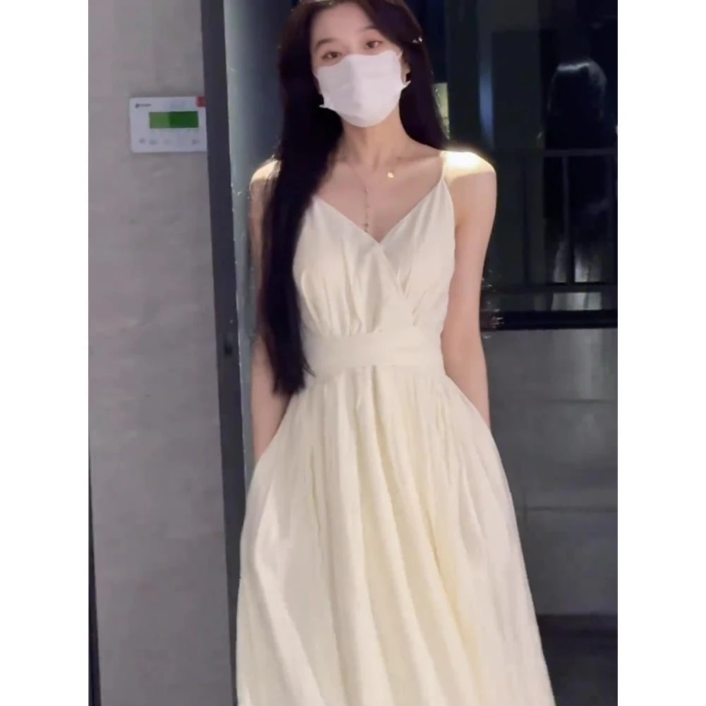 法式初恋奶杏色无袖吊带连衣裙女夏季新款收腰显瘦海边度假长裙子