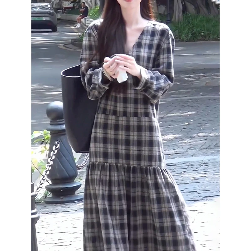 慵懒气质轻奢格子连衣裙2025秋季新款休闲拼接宽松显瘦v领A字裙