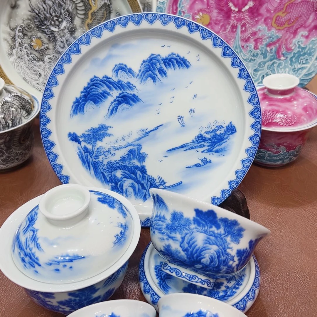 摆件景德镇陶瓷艺术展在景德镇市博物厅举办