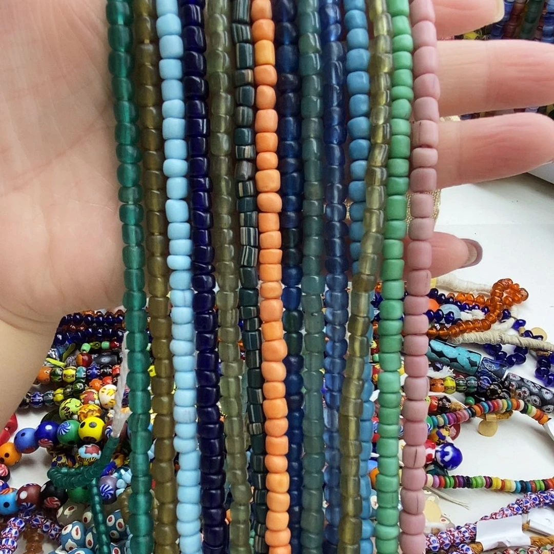 琉璃颈饰楼兰8元一条，喊我选129