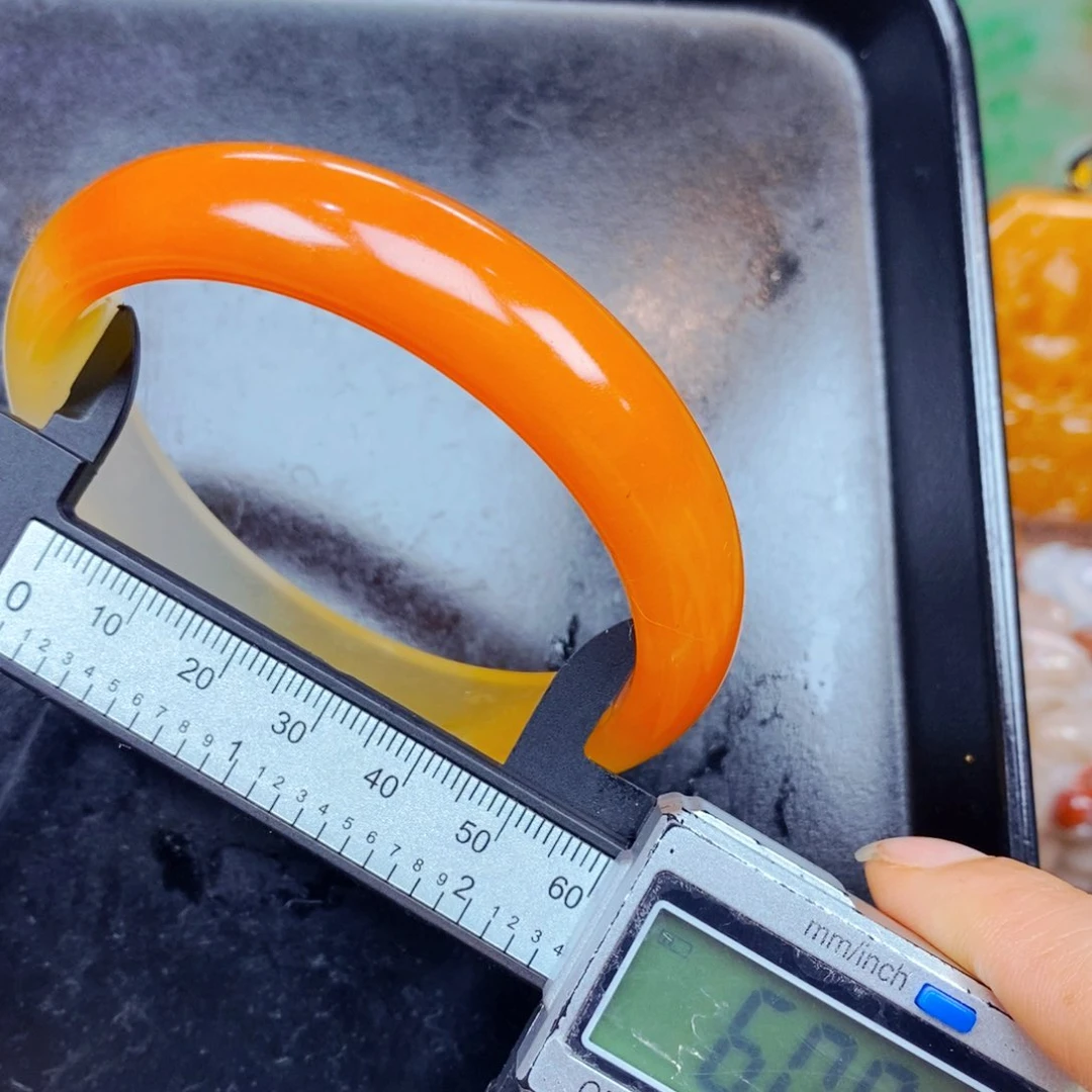 石英质玉（黄龙玉）未镶嵌颈饰