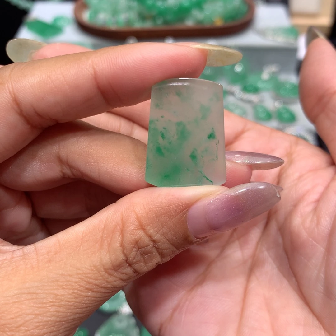 颈饰未镶嵌石英质玉（非洲翠）