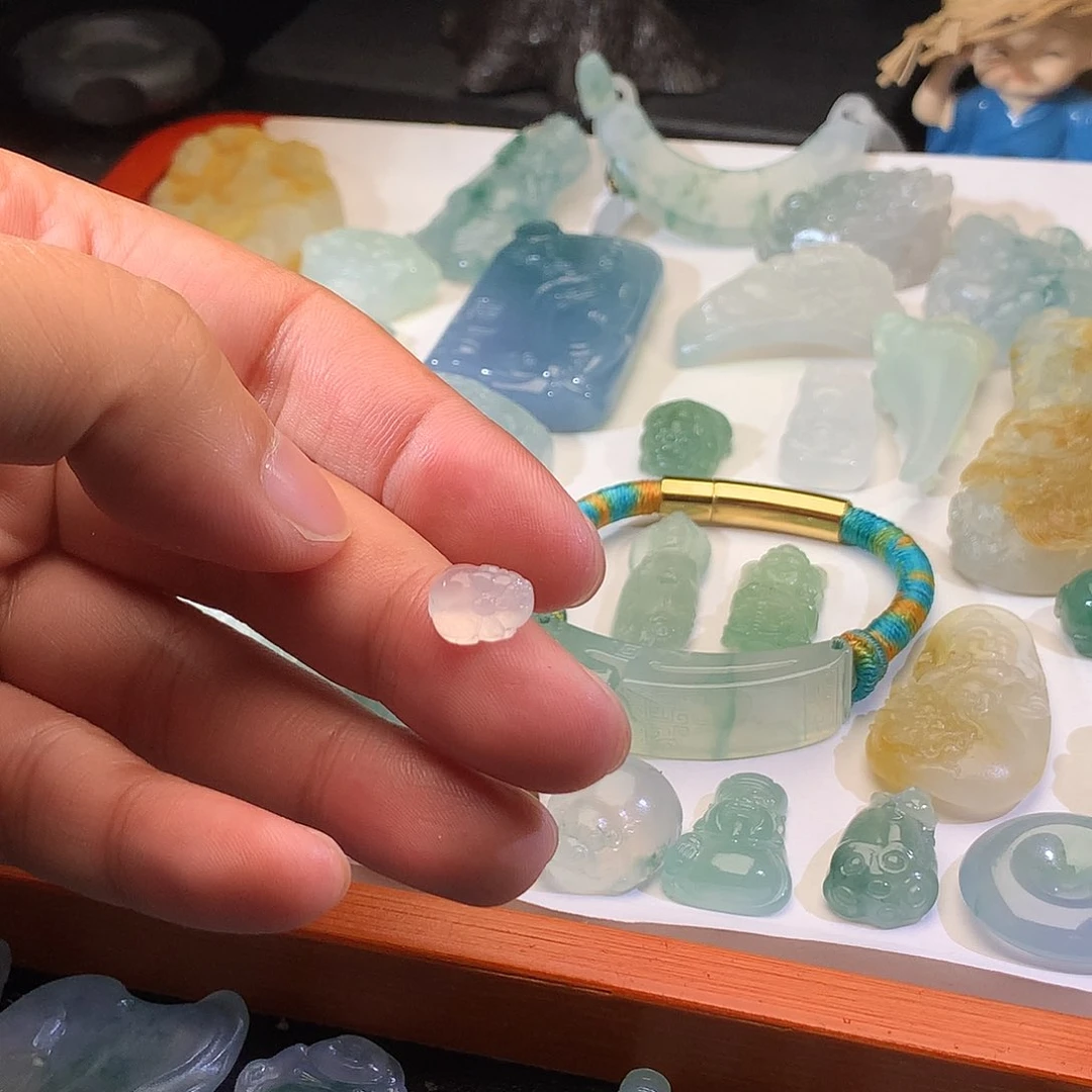 翡翠未镶嵌颈饰貔貅
