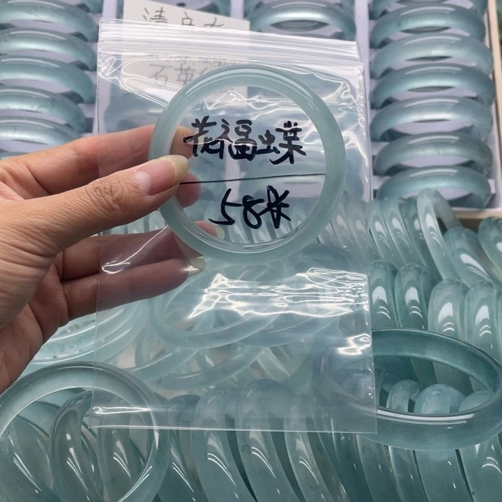 一***蝶石英质玉未镶嵌手镯